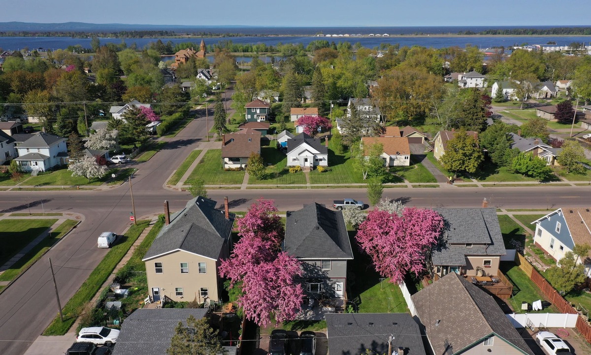 Superior House | Cheerful 4 Bedroom home close to the waters edge.