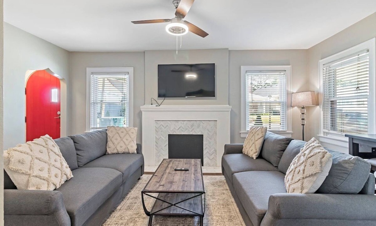 Oakley House | Cheerful 4-bedroom w/first floor master
