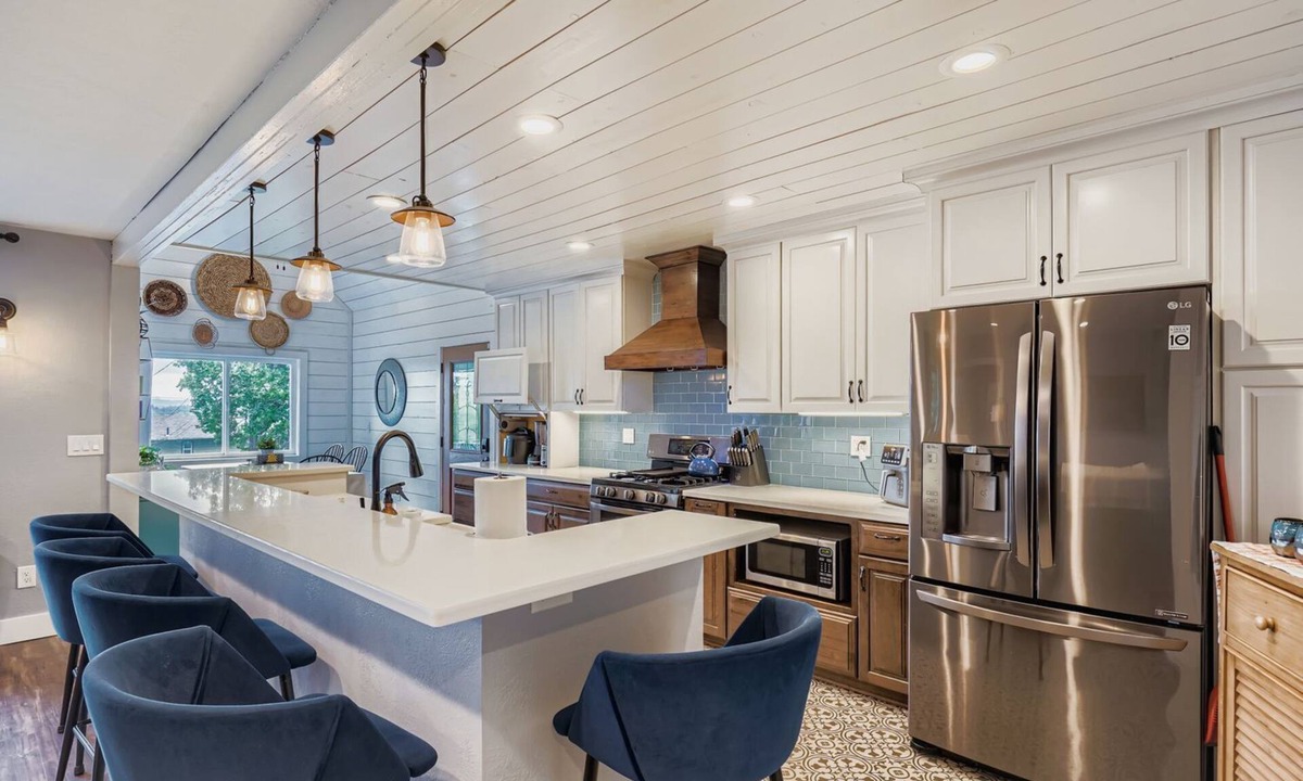 West Salem House | Cheerful 4bed, 2bath deck w/city views PetFriendly!