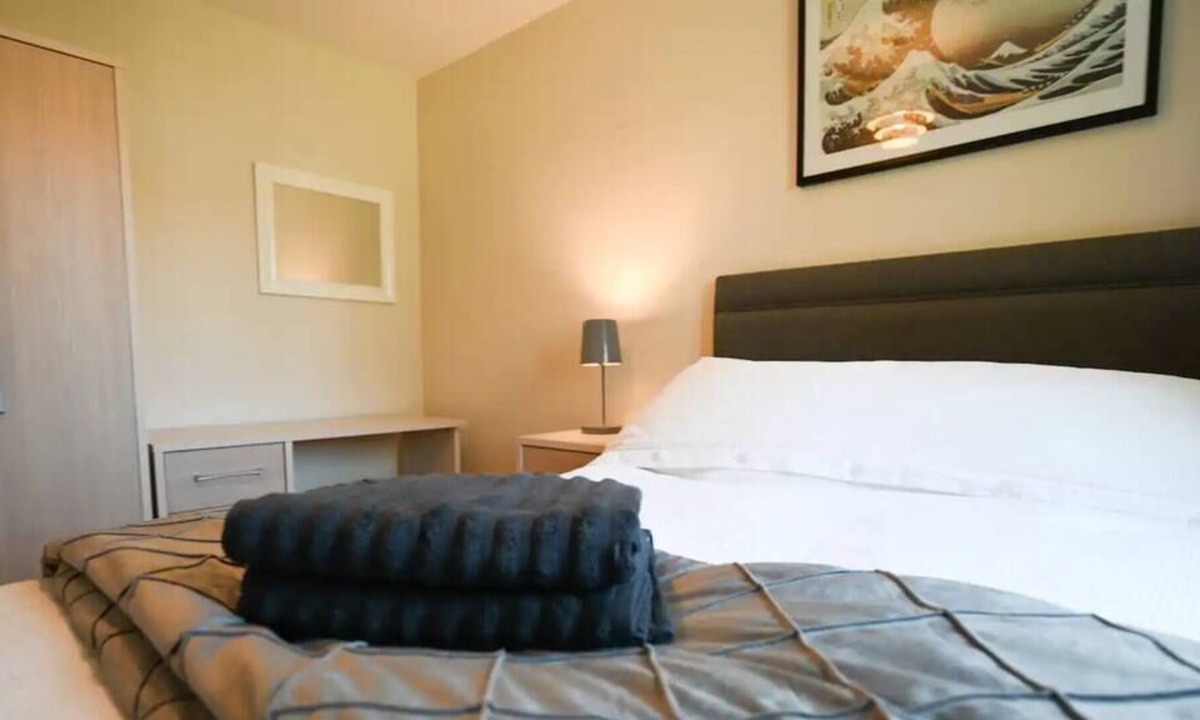 Reading House | Cheerful - 5 bedroom house with parking