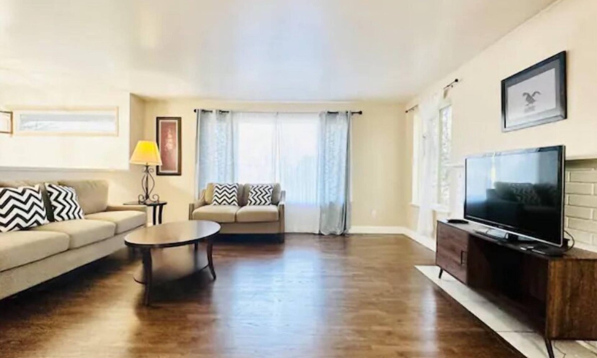 Eastgate House | Cheerful 5B house/large yard/garage