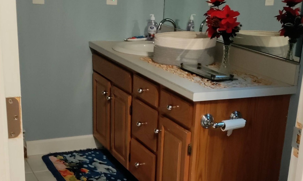 Bloomfield House | Cheerful and Tranquil Master Suite with Free parking