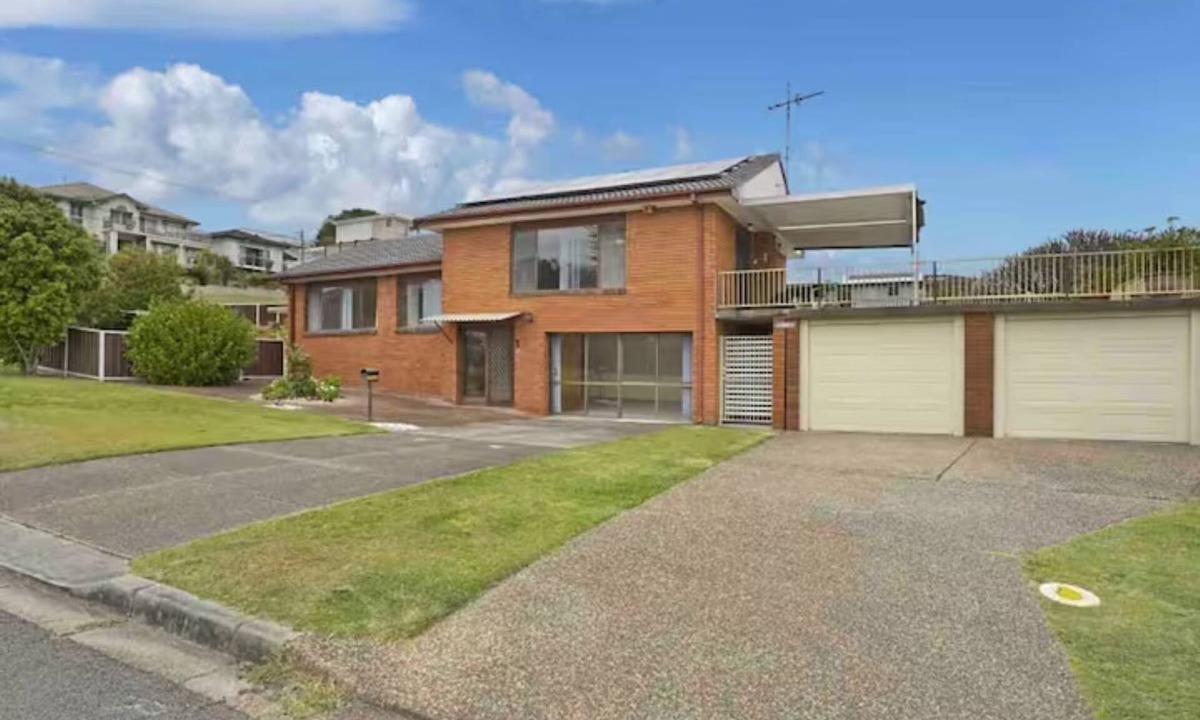 Redhead House | Cheerful beach house at redhead beach