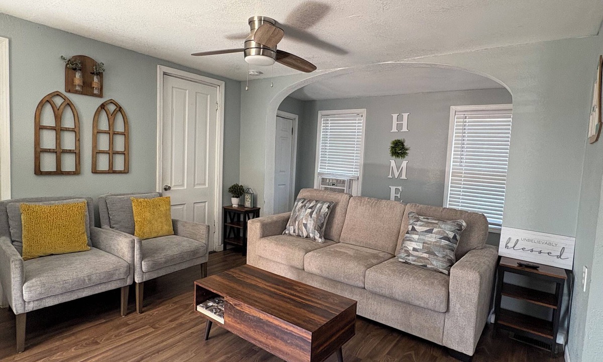 Bronson House | Cheerful Bronson Cutien