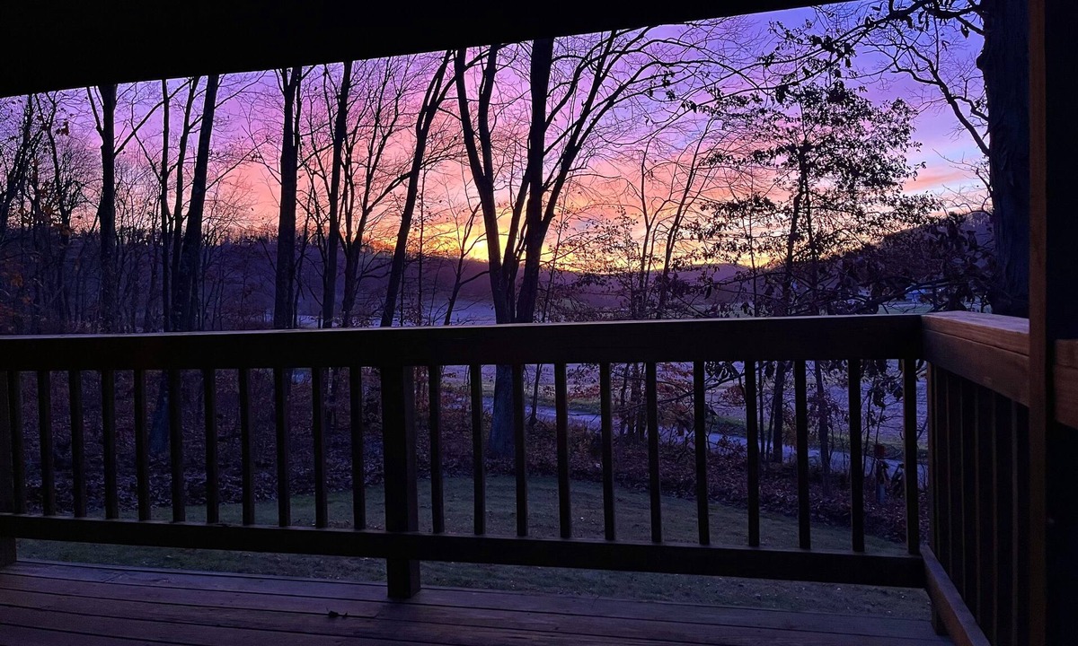 Blissfield Cabin | Cheerful cabin with cozy indoor fireplace