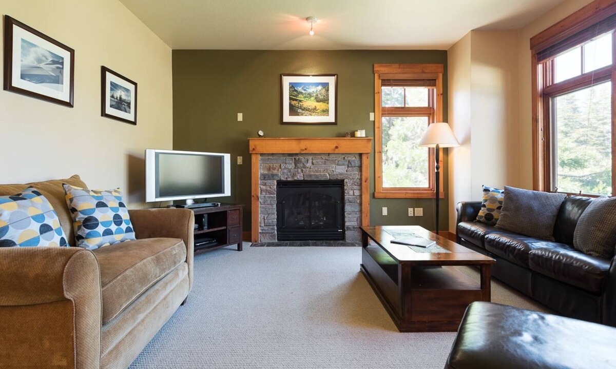 Crooked Pines Condo | Cheerful Condo with Mountain Views! Community Hot Tub!