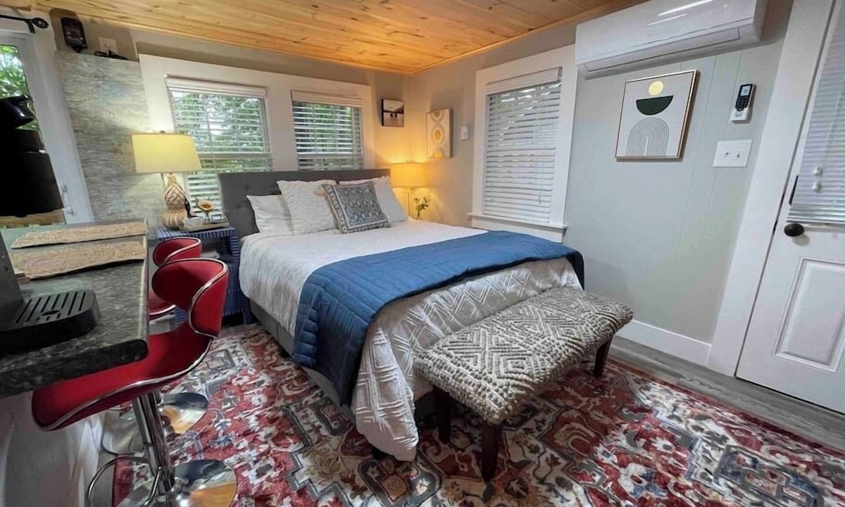 Edgecomb Cottage | Cheerful Cottage Close to Everything 13