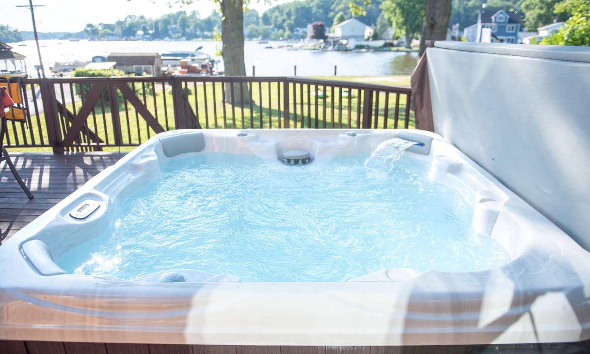 Lake Hopatcong Cottage | Cheerful Cottage with hot tub