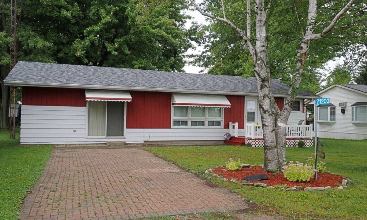 Dashwood Cottage | Cheerful Grand Bend cottage steps to the beach!