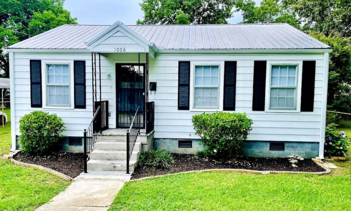 Gadsden House | ★ Cheerful Home Close to everything in Gadsden. ★