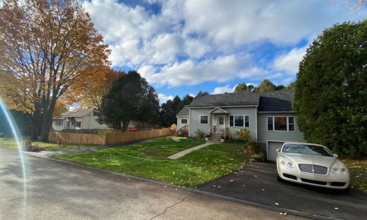 Deux-Montagnes House | Cheerful home on large lot near lake and Montreal