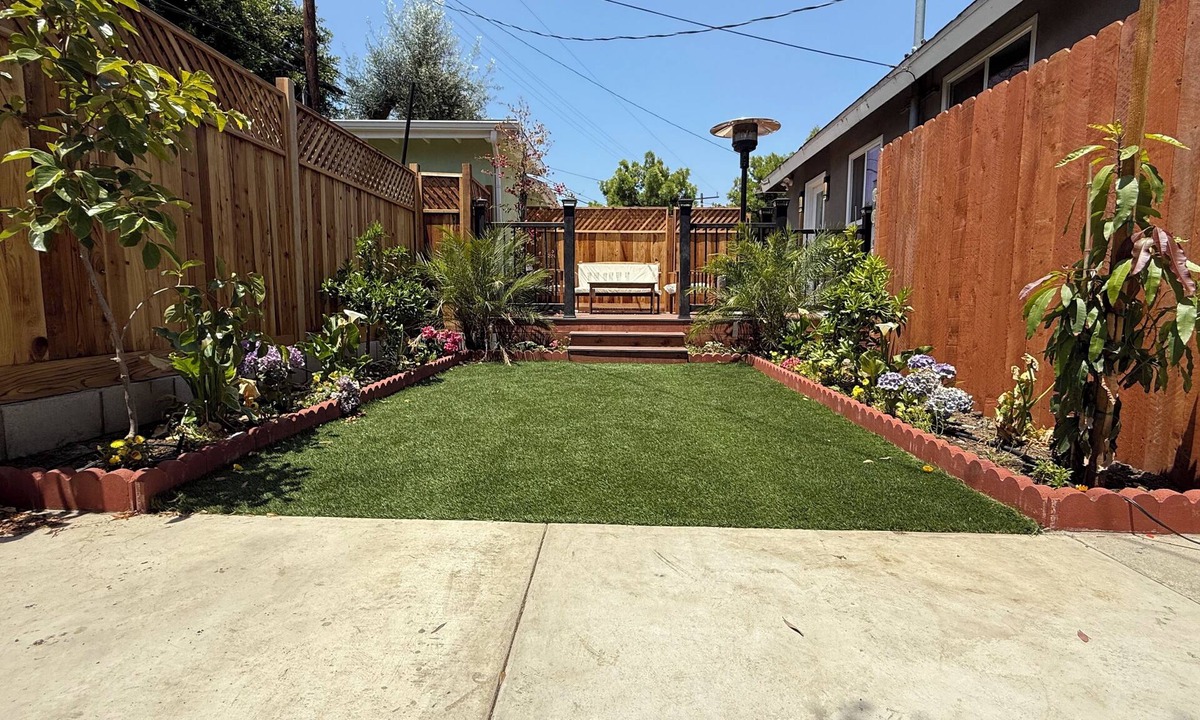 Clarkdale House | Cheerful house with EV, Parking & backyard