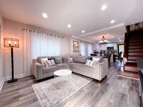 Foxcroft Square House | Cheerful & Modern Home w/a Walkout Deck Area