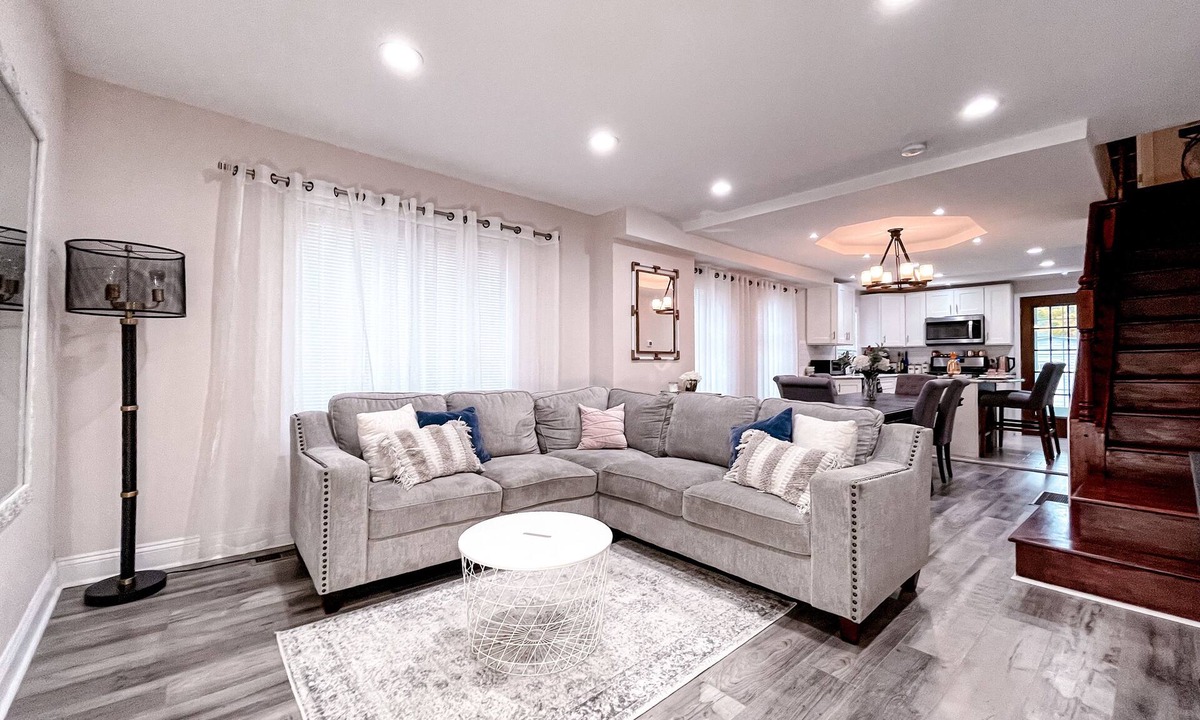 Glenside House | Cheerful & Modern Home w/a Walkout Deck Area