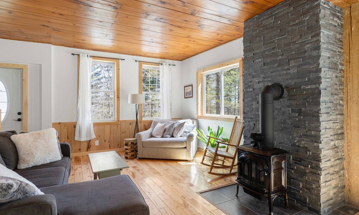 Moretown Cottage | Cheerful Mountain Cottage