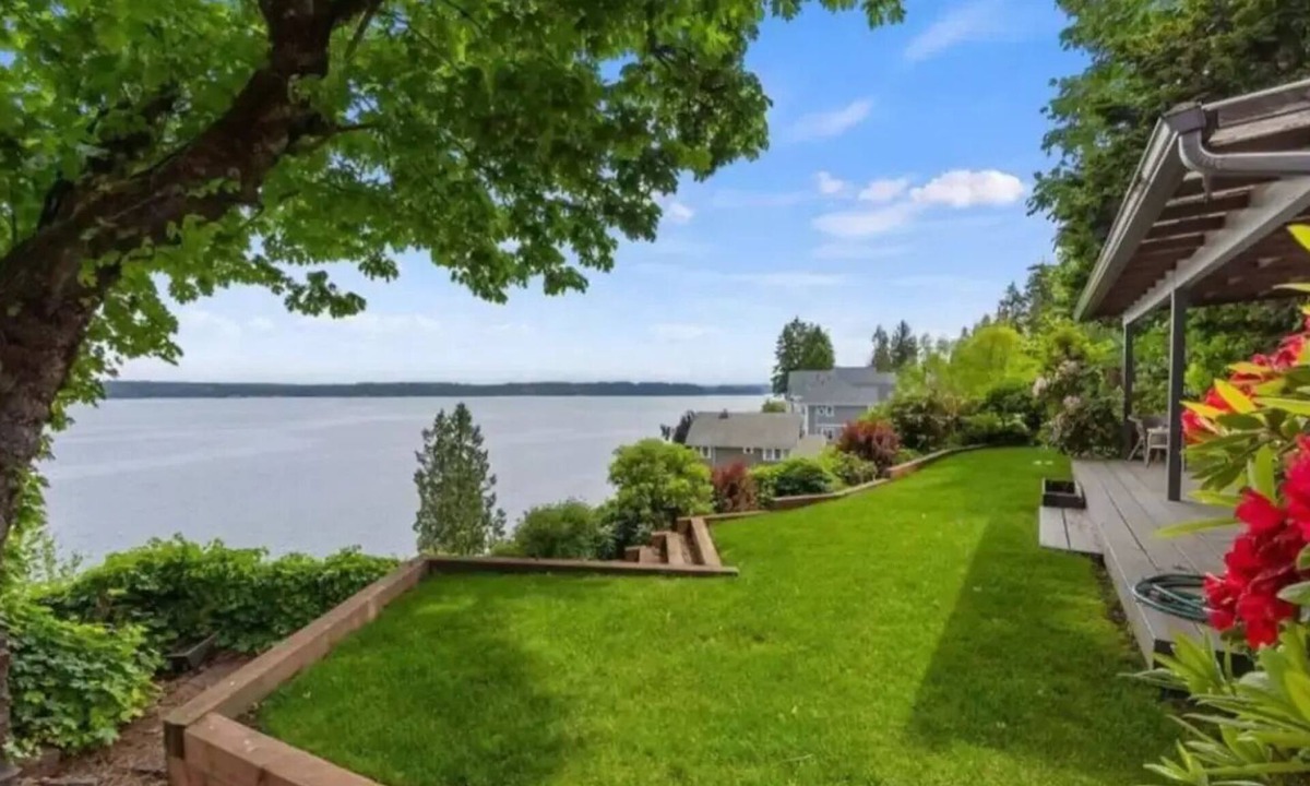 Tillicum Cabin | Cheerful ocean front 3 bedroom cabin