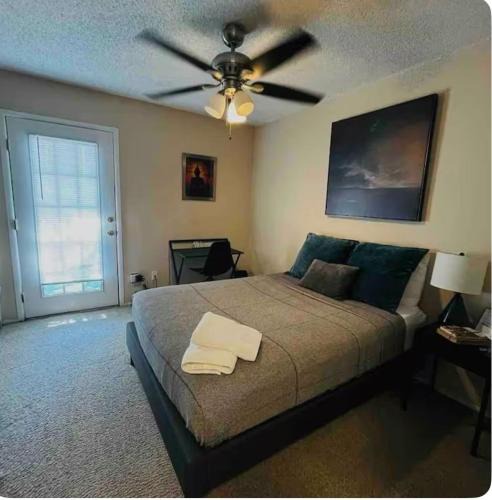 North San Antonio - SAT Bed & Breakfast | Cheerful Private Room With Pool