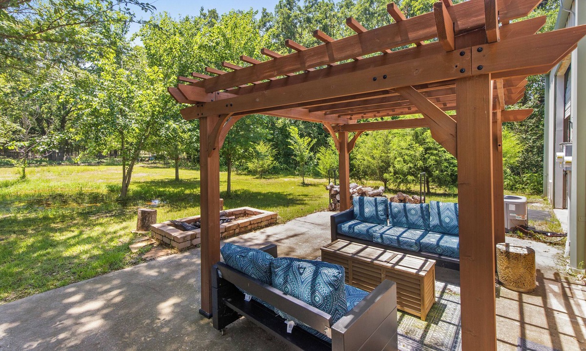 Greenville House | Cheerful Retreat on 8 acres