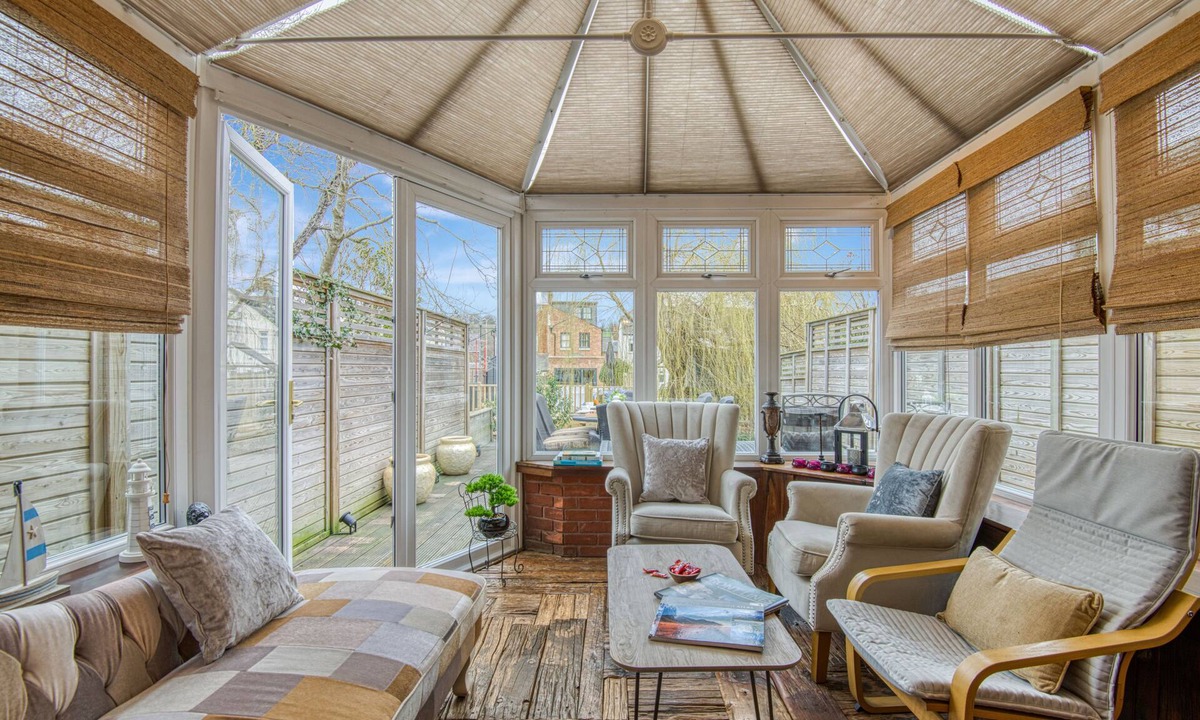 Wooburn House | Cheerful river front town house with parking