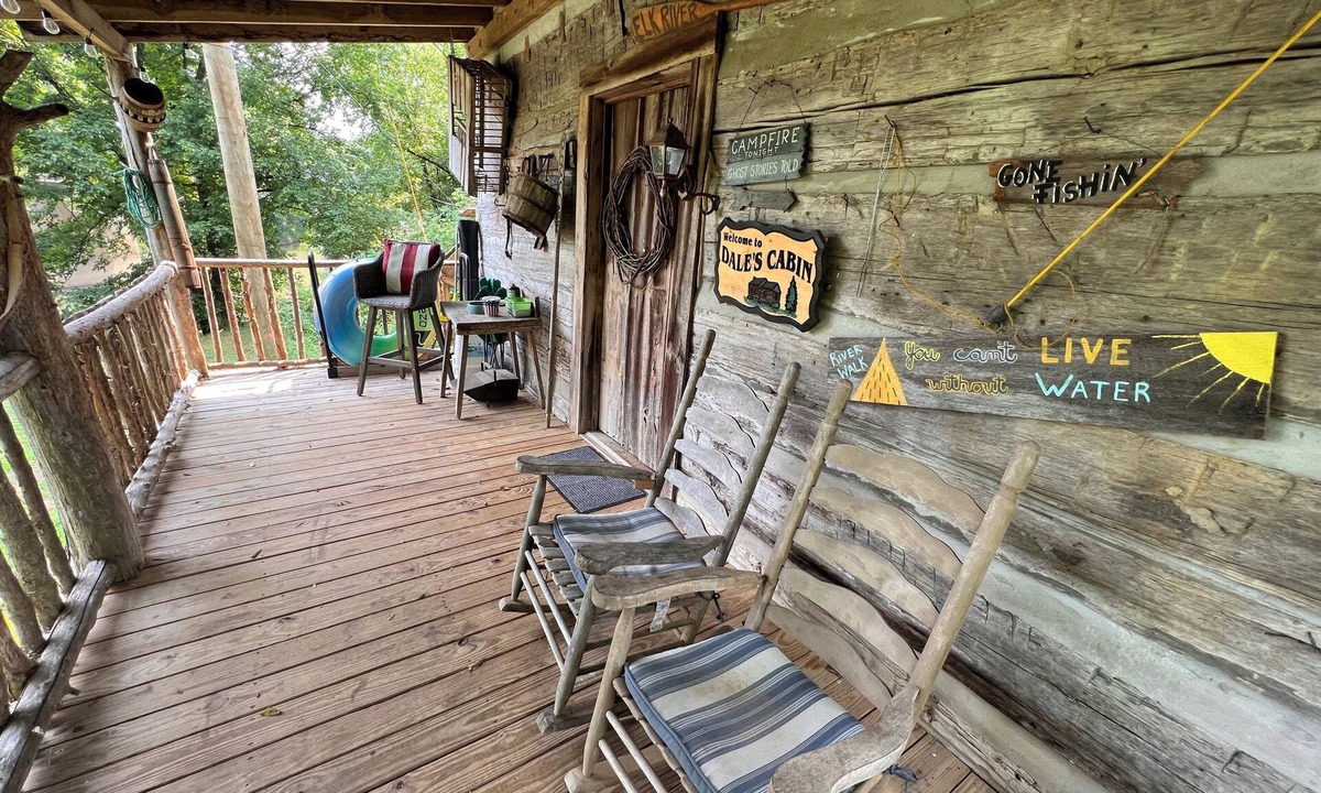 Fayetteville Cabin | Cheerful Riverfront Retreat