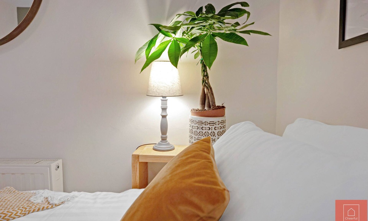 Newhaven Apartment | Cheerful Stays: Spacious main door flat in Leith