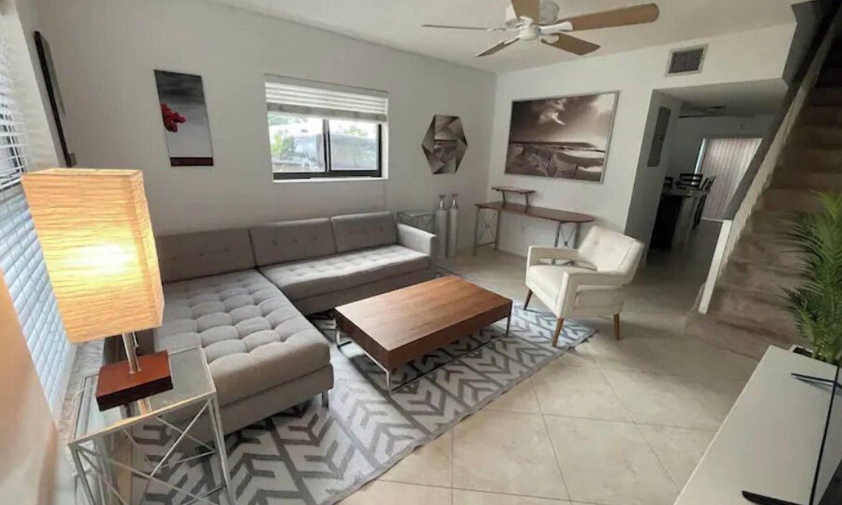 Imperial Point House | Cheerful townhouse with pool, near beach