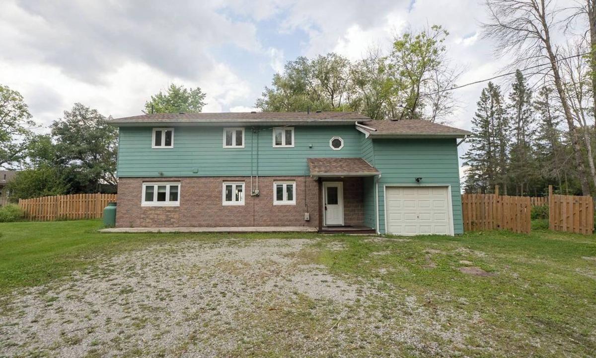 Severn Cottage | Cheerful Water Front 5-Bedroom with Fireplace