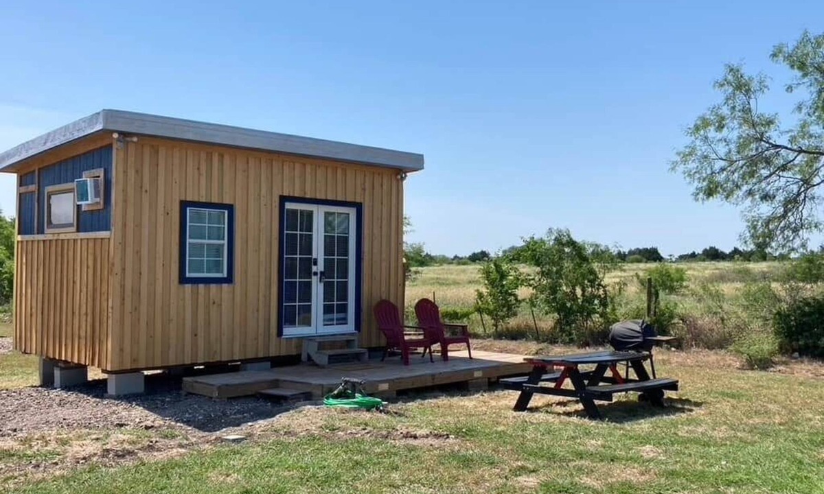 Lockhart House | Cheerfull 1-bedroom Tinyhouse “Surf Shack”
