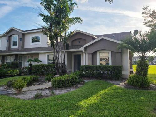 Meadow Woods Apartment | cheerfull townhouse with pool