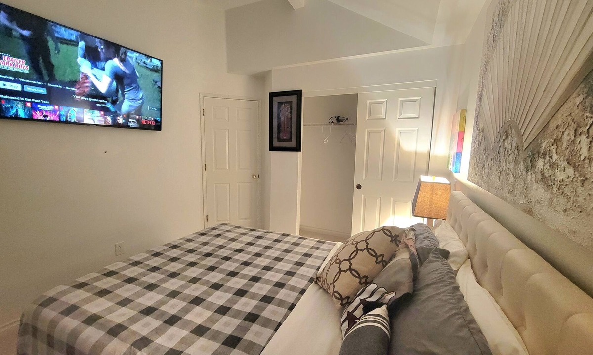 Covington House | Cheery and inviting room in Kent