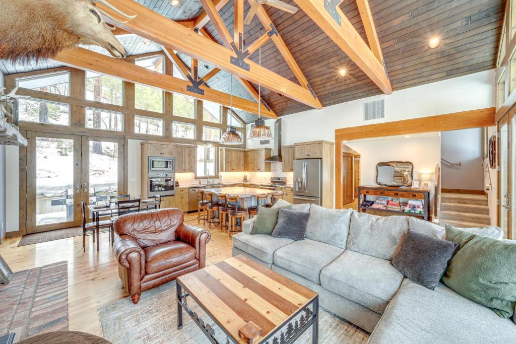 Pateros House | Chelan Mountain Retreat Chalet with Fire Pit!
