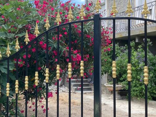 Azillanet Bed & Breakfast | CheRiedel Bed & Breakfast & Art Gallery