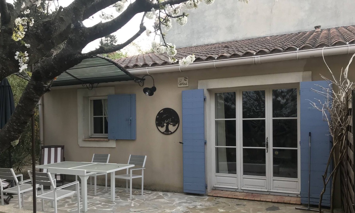 Loriol-du-Comtat Apartment | Cherry Cottage ★★★