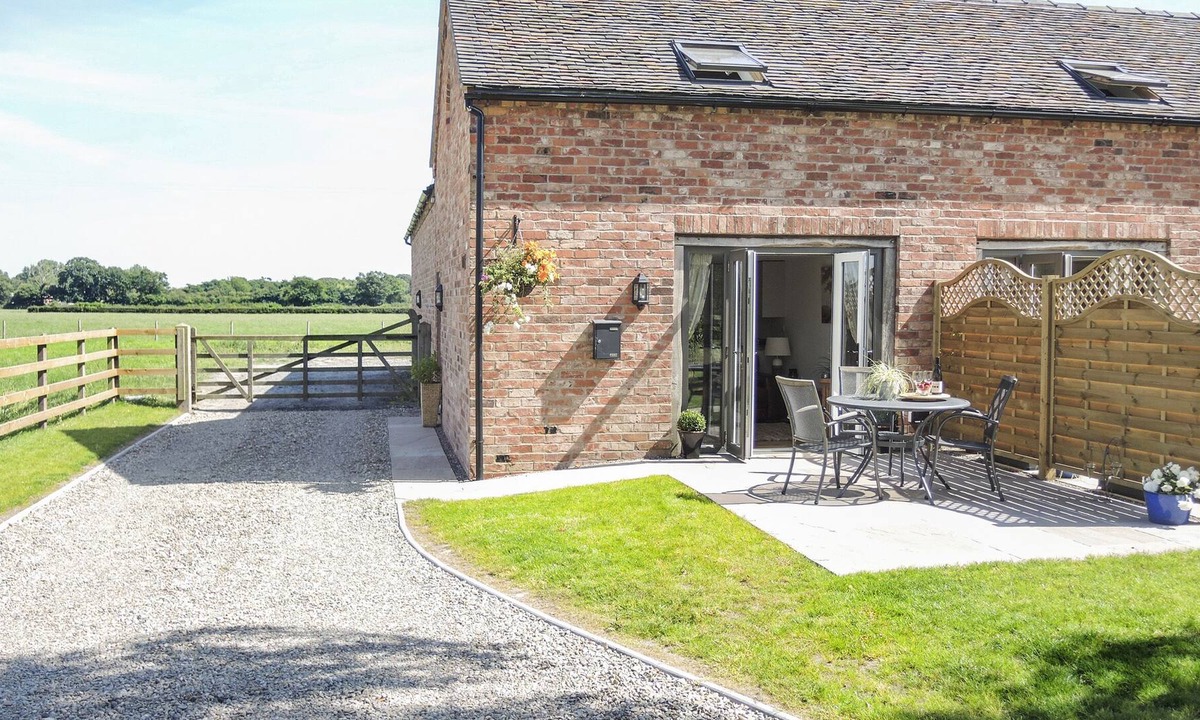 Stanton Upon Hine Heath Cottage | CHERRY TREE BARN, romantic, with a garden in Shawbury