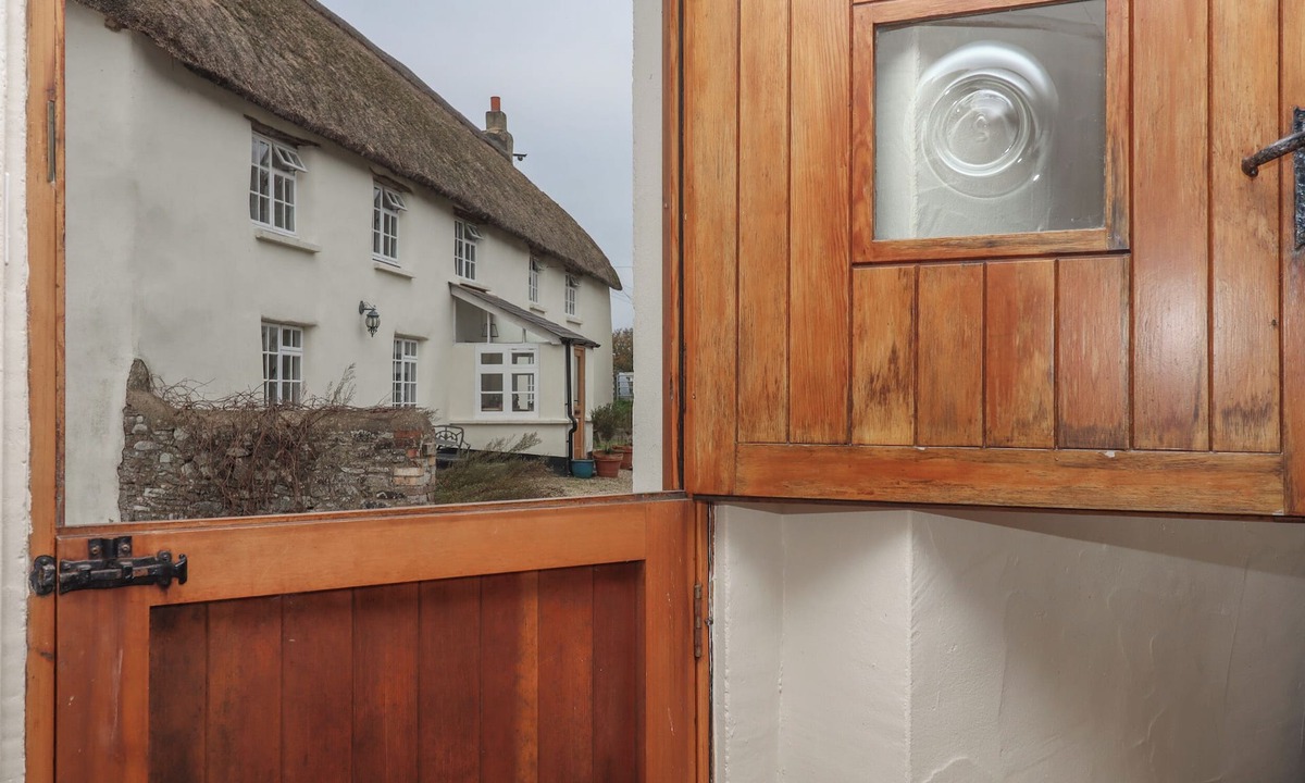 Broadwoodkelly Cottage | Cherryblossom Cottage