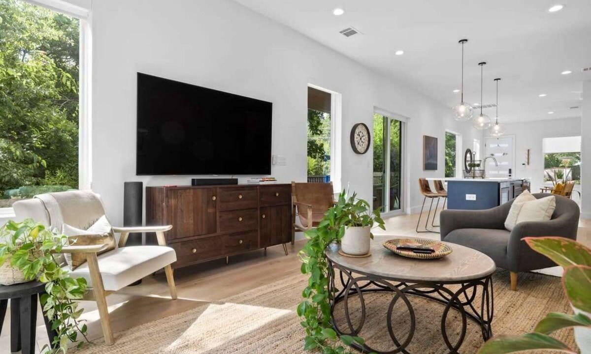 Cherrywood House | Cherrywood Home Near UT | ATX | Private Backyard