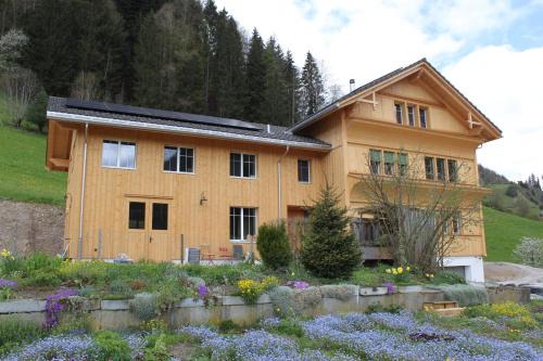 Brunnadern Bed & Breakfast | Chesa Clavazzin