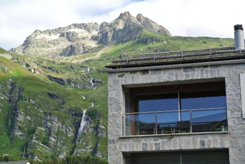 Maloja Apartment | Chesa La Montanella - Ferienwohnung, Maloja