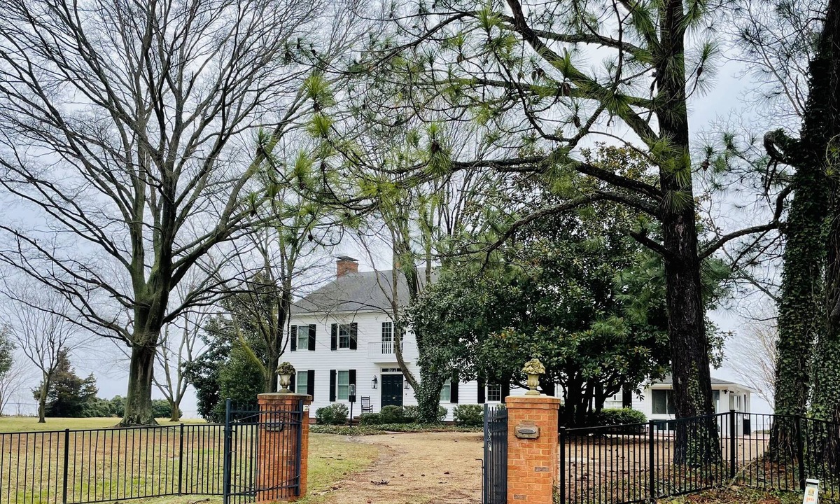 Wicomico Church House | Chesapeake Bay-front Estate minutes to Irvington, Kilmarnock Whitestone