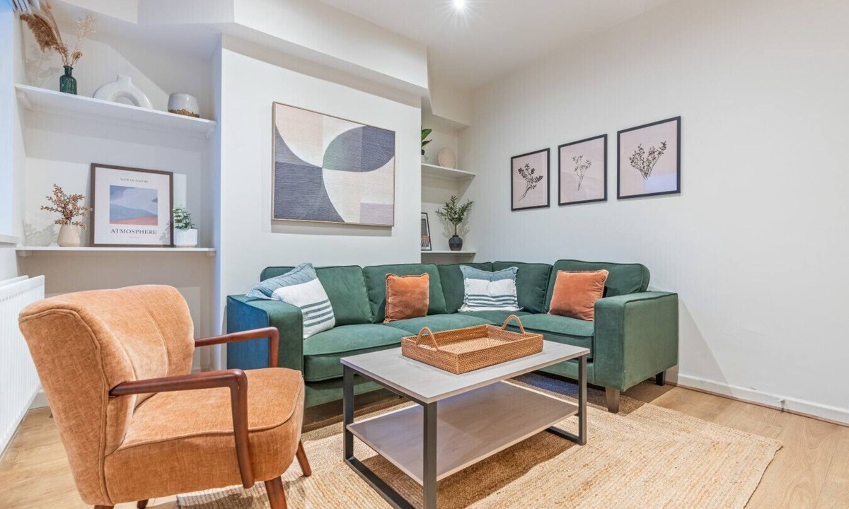 Chester House | Chester Manor | 5 BR | Sleeps 10 | Free Parking