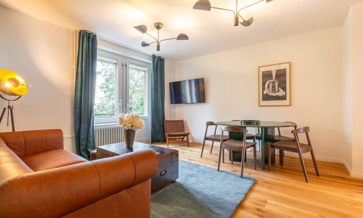 District 6 Apartment | Chesterfield Suite · Klassische 3-SZ Altbauwohnung