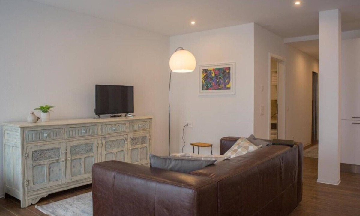 Giubiasco Apartment | Chestnut apartment surrounded by greenery