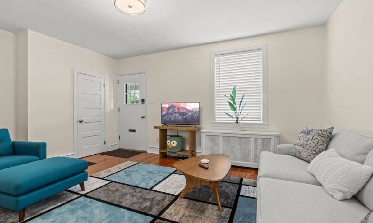 Chestnut Hill House | Chestnut Hill | 2BR | Easy Parking