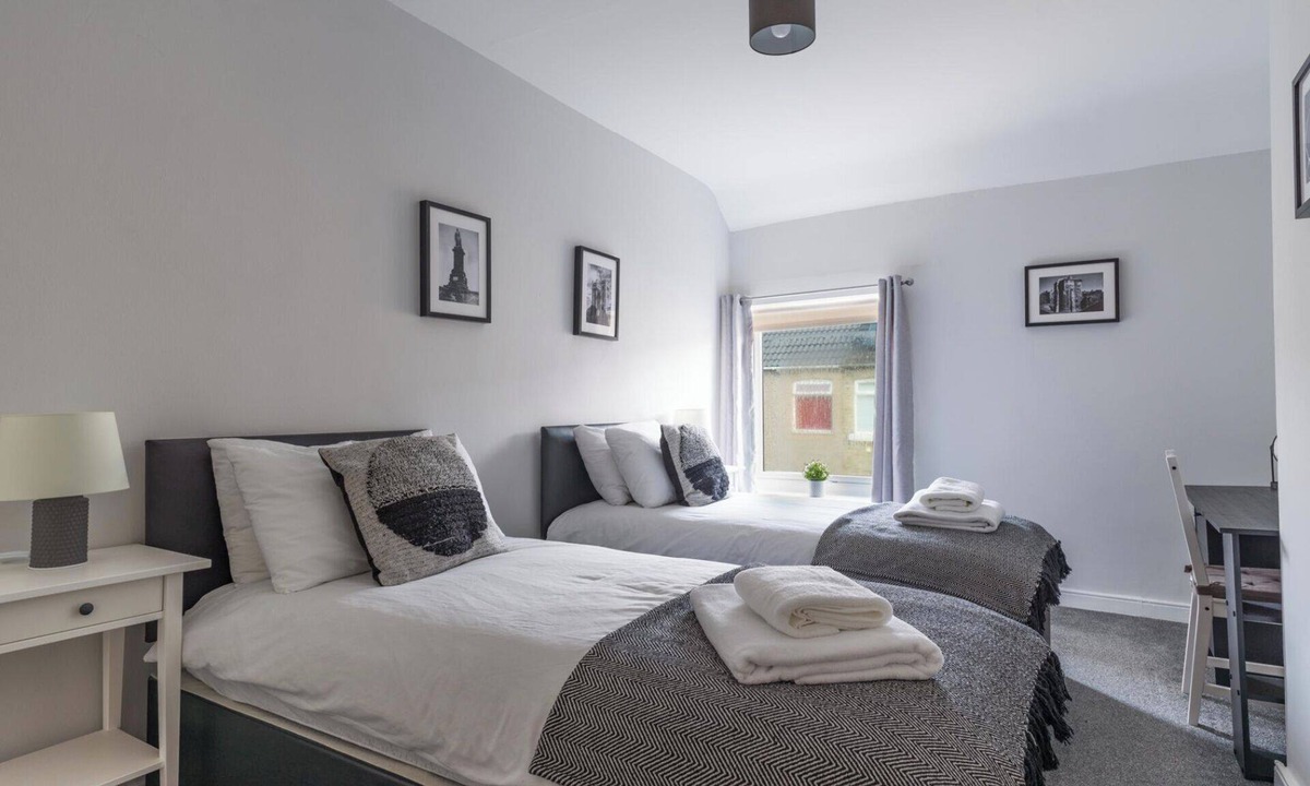 Hirst House | Chestnut House - Sleeps 4 - Pet friendly -Parking