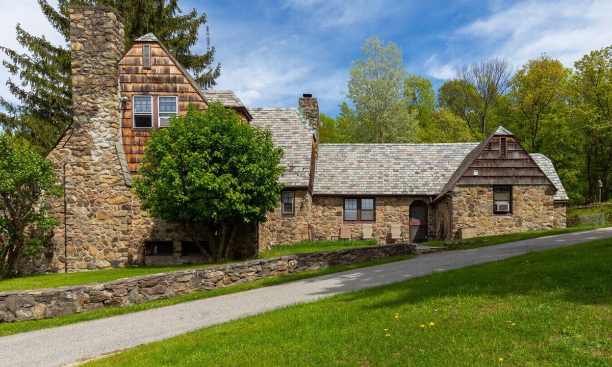 Fishkill House | Chestnut on Willow Lake