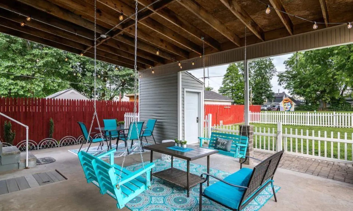 Jeffersonville House | Chestnut Street Charmer-Walk to Louisville!