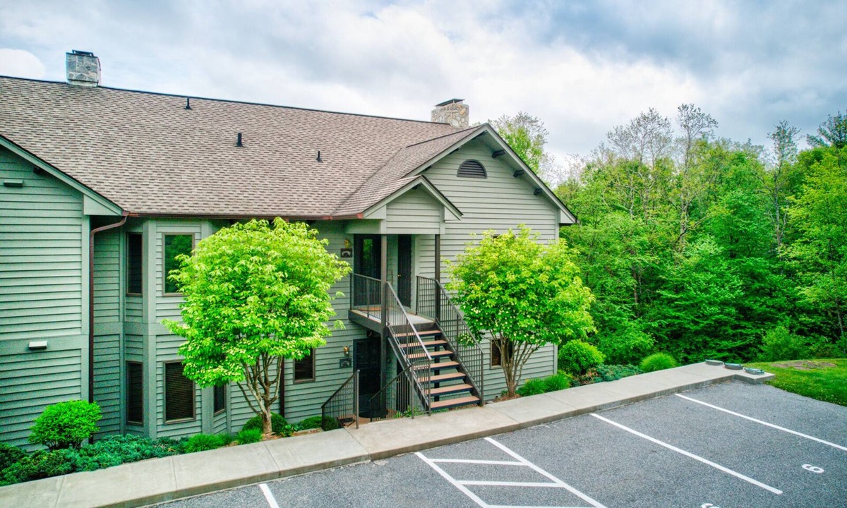 Blowing Rock Condo | Chetola:Berkshires 3 - 3BR with 2 sleeper sofas-Walk To Blowing Rock