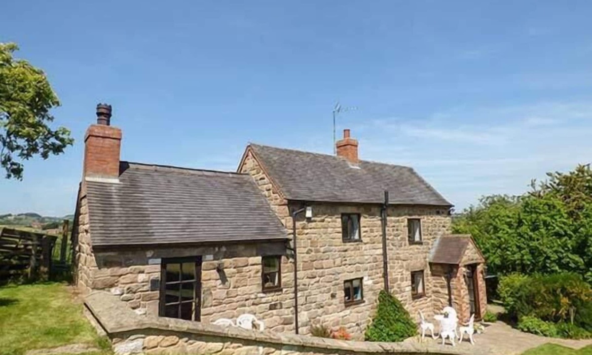 Belper Cottage | CHEVINSIDE COTTAGE, pet friendly, with open fire in Belper