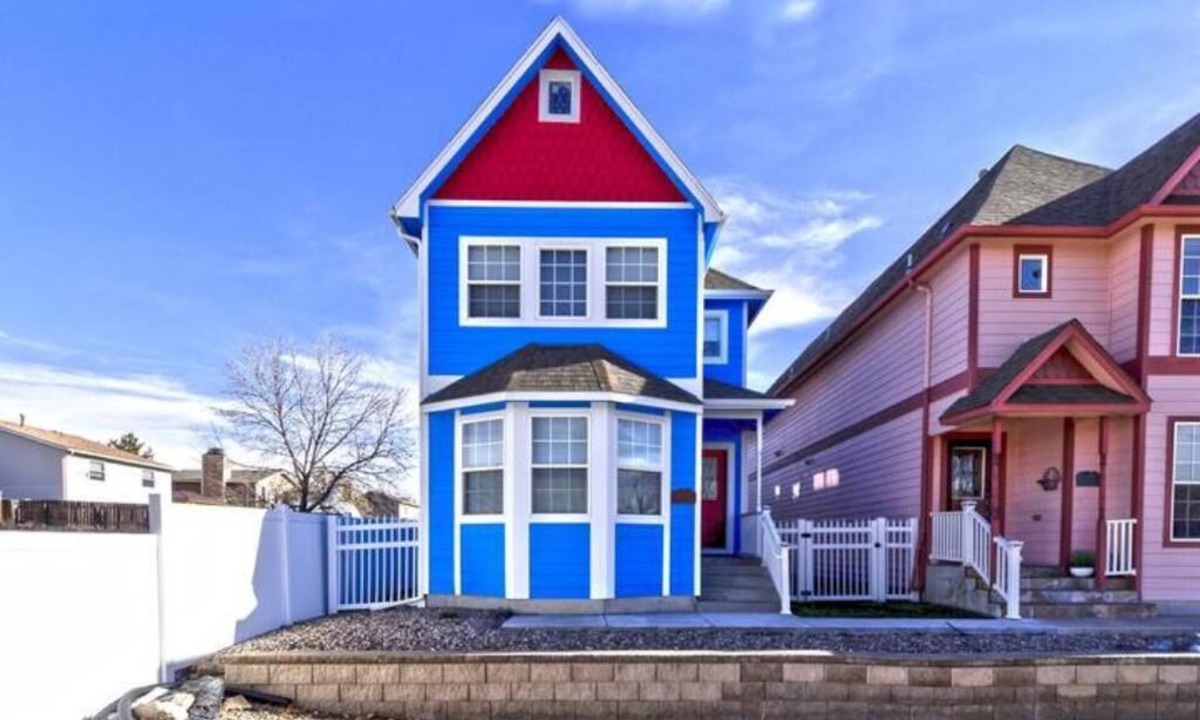 Cheyenne Apartment | Cheyenne Blue Painted Lady