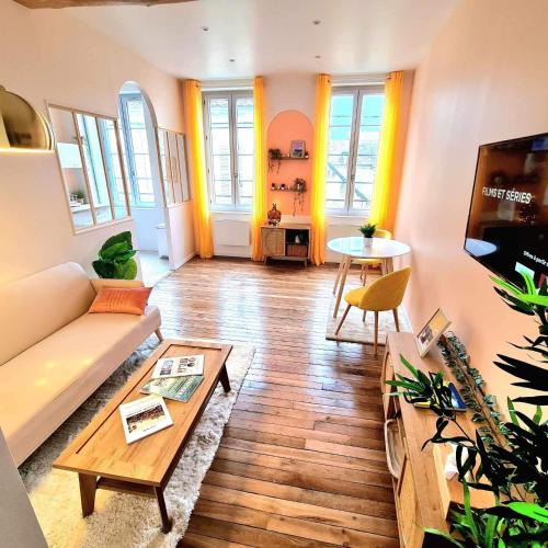 Tonnerre Apartment | Chez Alba - terrasse, local à vélos et parking au centre historique